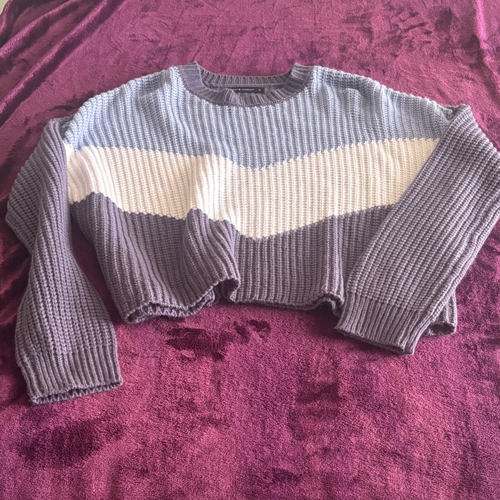 moon & madison Grey, Light Blue & Cream Chevron Crop Sweater